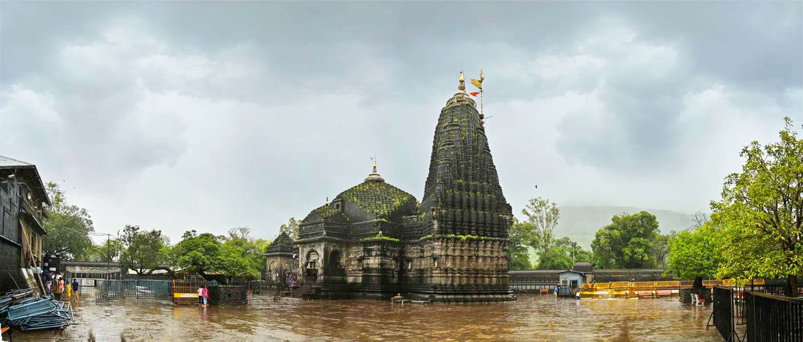 Urbania on rent Mumbai To Nashik