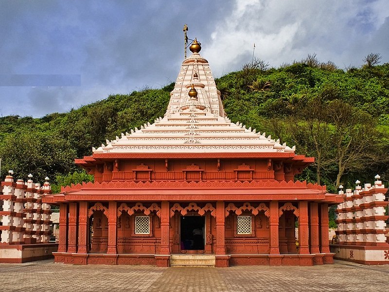 Stylish Force Urbania On Rent From Pune to Ganpatipule