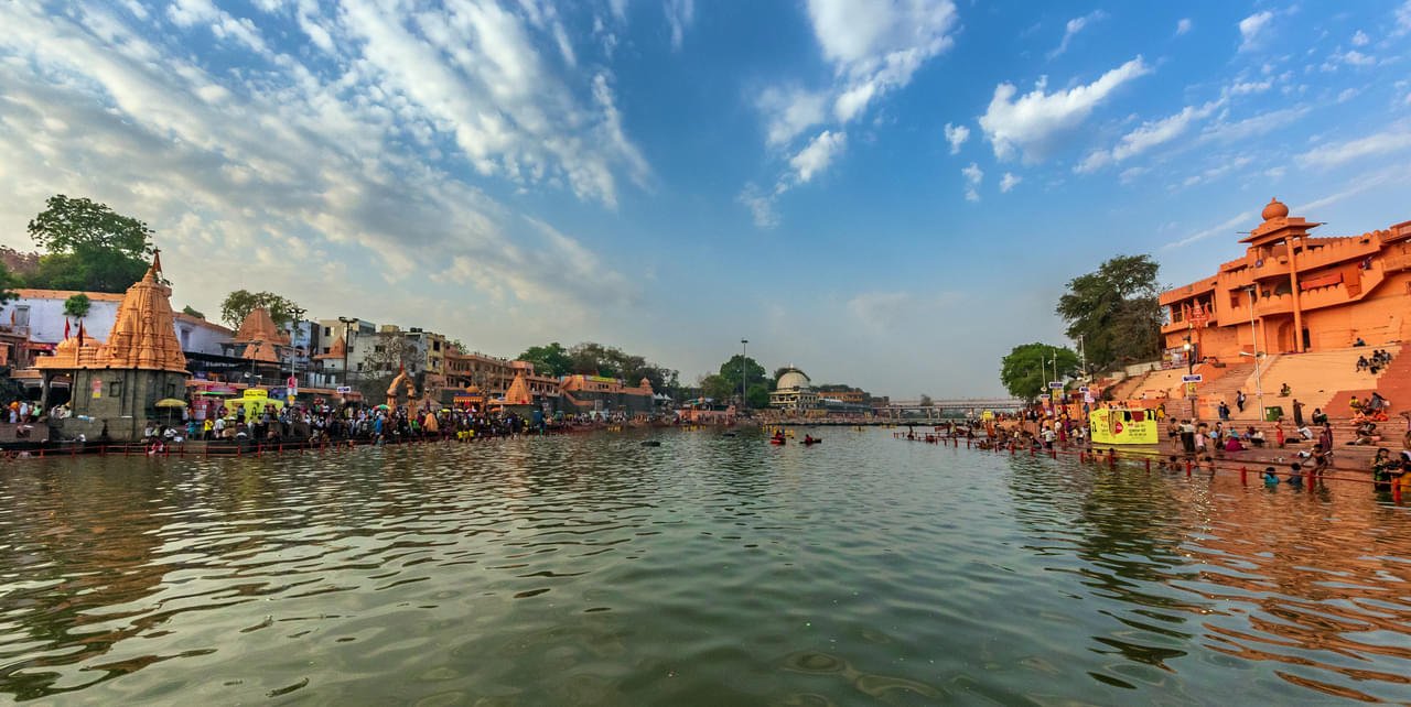 Force urbania rental in pune to Ujjain
